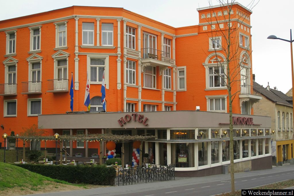 Grand Hotel Monopole is een driesterrenhotel aan de Nieuweweg. Het hotel ligt niet ver van het station in het centrum van Valkenburg. Het is maar 15 minuten lopen van het hotel naar Thermae 2000 en Holland Casino Valkenburg.Tip: Reserveer dit hotel in Valkenburg.